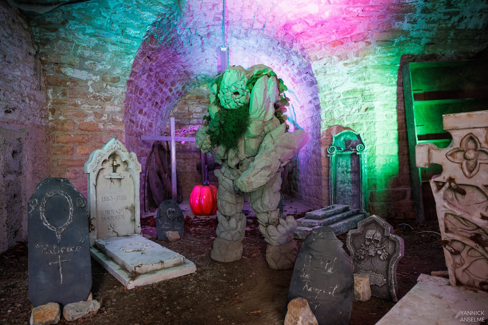 Cimetière enchanté en lumière noire