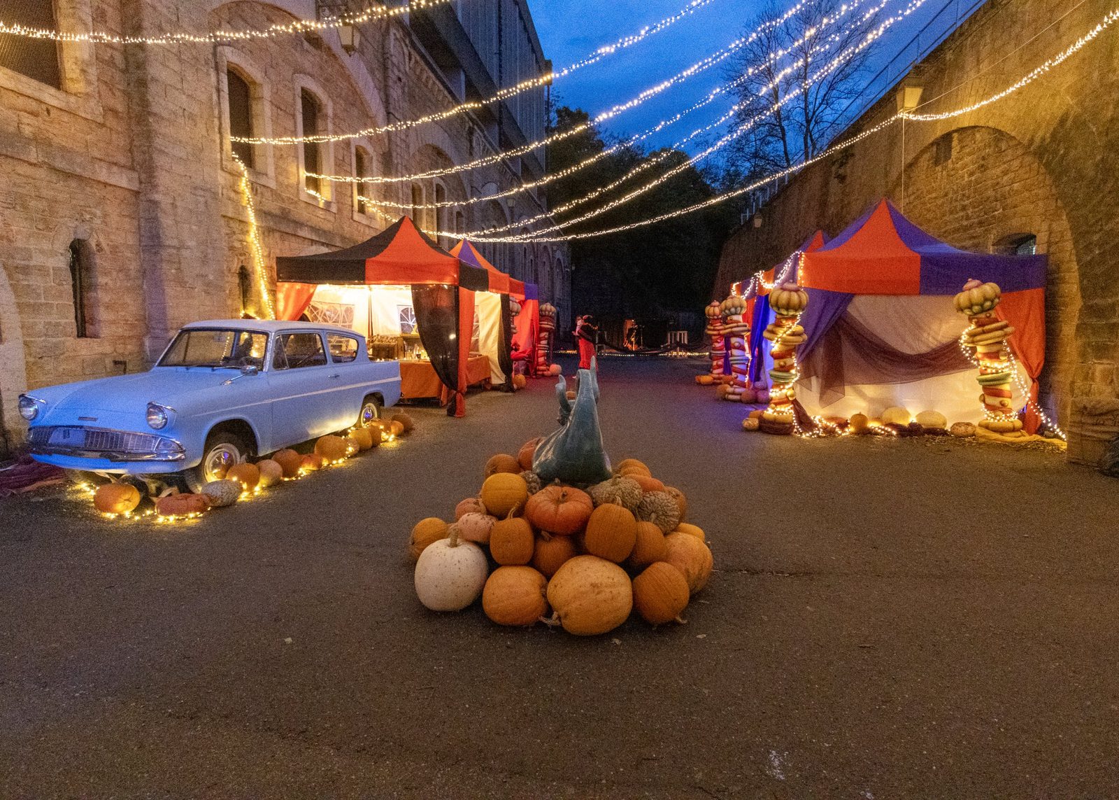 Le fort à la nuit tombée, allées décorées et voiture volante
