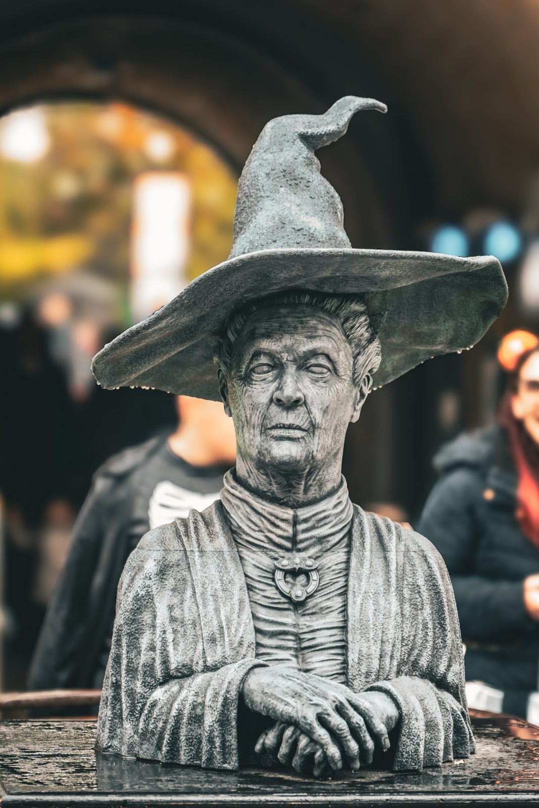 Statue de sorcière patinée