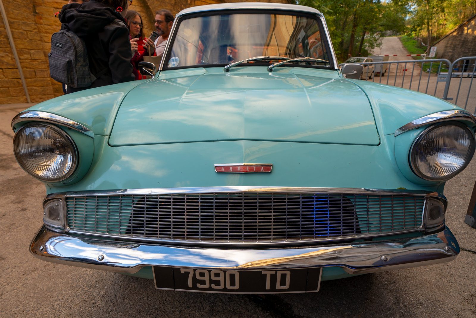 Voiture volante bleue et citrouilles
